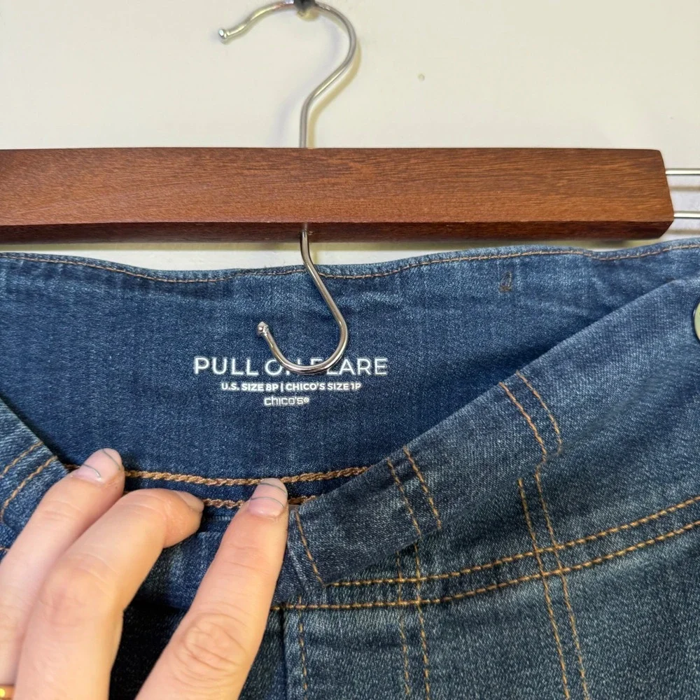 Chico's Pull-On Flare Sailor Button Wide Leg Jeans Size 8P Dark Wash Blue - Picture 3 of 3